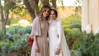 <p>Di hari istimewa itu, Putri Iman juga didampingi oleh sang Bunda. Lewat Instagram, Ratu Rania memberikan doa dan ucapan selamat untuk putrinya. "Iman, saya berdoa bab selanjutnya dalam hidupmu memberi banyak kegembiraan, cinta, dan tawa seperti yang kamu berikan kepada kami selama bertahun-tahun. Selamat untuk kedua mempelai!" tulisnya. (Foto: Instagram @queenrania)</p>