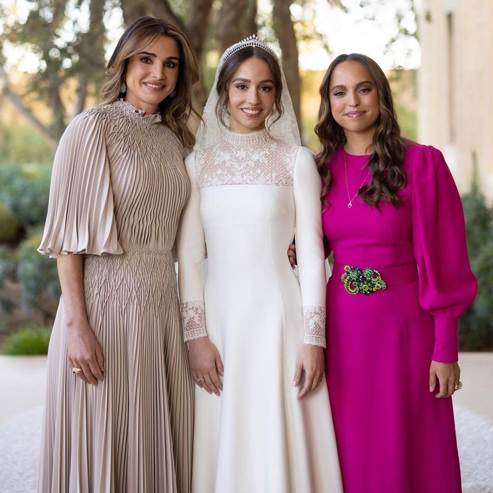 <p>Ratu Rania juga sempat mengabadikan momen bersama Putri Iman dan adiknya, Putri Salma. Ketiga wanita cantik ini tampil sangat memesona ya, Bunda? (Foto: Instagram @queenrania)</p>