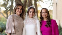 <p>Ratu Rania juga sempat mengabadikan momen bersama Putri Iman dan adiknya, Putri Salma. Ketiga wanita cantik ini tampil sangat memesona ya, Bunda? (Foto: Instagram @queenrania)</p>