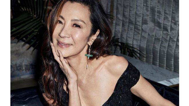 Tetap Terlihat Awet Muda Di Usia 60 Tahun Ini Rahasia Glowing Ala Michelle Yeoh Pemenang Best 