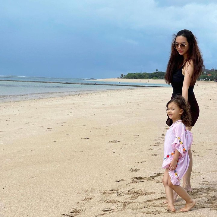 <p><em>"Enggak terasa Bella sudah gede ya,"</em> tutur seorang netizen. <em>"Bella sayang kok cepat gede ya, gemess,"</em> ungkap yang lainnya. (Foto: Instagram: @aurakasih)</p>
