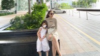 <p>Aura sendiri kerap mengabadikan potretnya berdua dengan sang putri semata wayangnya. Sosok Bella pun tak pernah gagal menarik perhatian netizen karena parasnya yang blasteran.&nbsp;(Foto: Instagram: @aurakasih)</p>