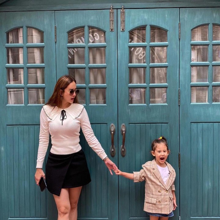 <p>Bocah yang akrab disapa Bella ini lahir pada 16 Juni 2019. Tahun ini, Bella genap berusia 4 tahun, Bunda. Wah, tak terasa sudah besar, ya. (Foto: Instagram: @aurakasih)</p>