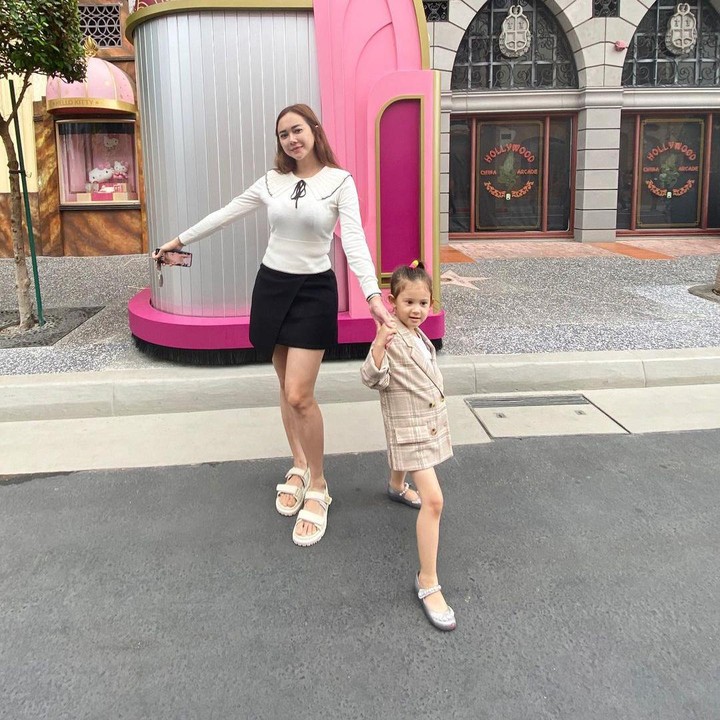 <p>Usut punya usut, ternyata Ayah Bella merupakan pria berdarah Brazil, Bunda. Sama seperti sang Bunda, sang Ayah berprofesi sebagai model dan bintang film. (Foto: Instagram: @aurakasih)</p>