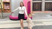 <p>Usut punya usut, ternyata Ayah Bella merupakan pria berdarah Brazil, Bunda. Sama seperti sang Bunda, sang Ayah berprofesi sebagai model dan bintang film. (Foto: Instagram: @aurakasih)</p>