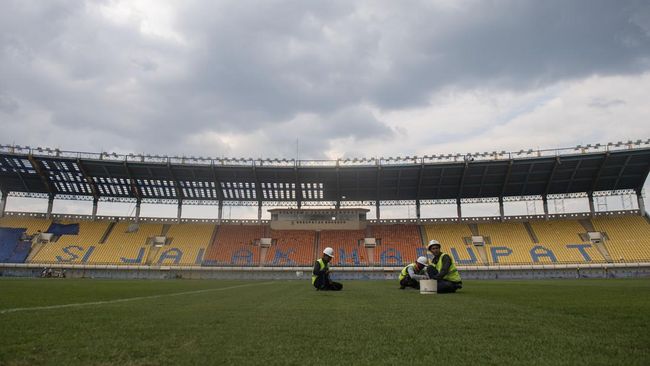 Seleb respons Indonesia batal jadi tuan rumah Piala Dunia U-20 2023. Mereka menilai hal itu ironis hingga tak bisa membayangkan kesedihan Timnas. 