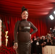 Stunning, Intip Gaya Para Selebriti Kenakan Gaun Hitam di Red Carpet Oscar 2023