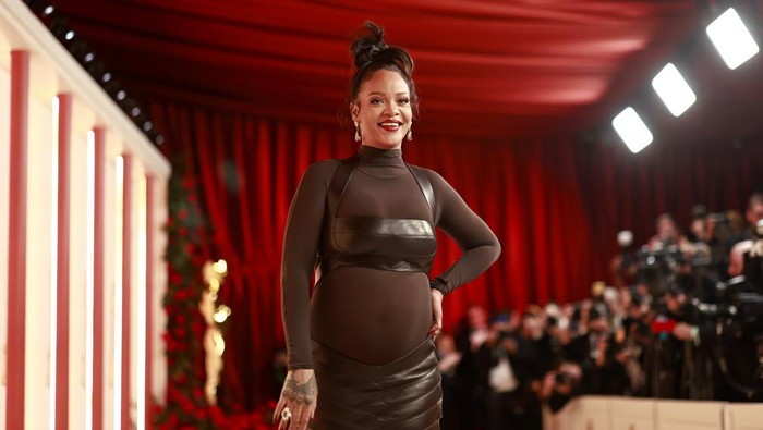 Stunning, Intip Gaya Para Selebriti Kenakan Gaun Hitam di Red Carpet Oscar 2023