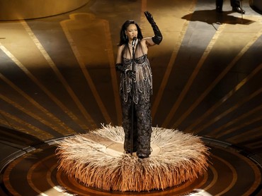 Hamil Besar, Rihanna Pamer Kalung Perut Rp27,6 M di Pesta Beyonce