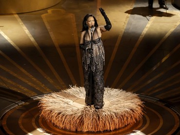 img-title Hamil Besar, Rihanna Pamer Kalung Perut Rp27,6 M di Pesta Beyonce