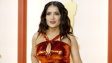 img-title Salma Hayek Cari Milyuner untuk Jadi Pasangan Angelina Jolie