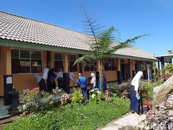 Siswa SMP 2 Dukun Magelang Bersihkan Sekolah Terdampak Abu Merapi