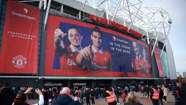 Kondisi toilet Stadion Old Trafford yang 'banjir' air kencing saat pertandingan Manchester United vs Southampton, akhir pekan lalu, viral di media sosial.