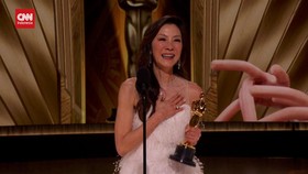 img-title VIDEO: Pidato Emosional Michelle Yeoh Cetak Sejarah di Oscar 2023
