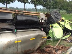Truk Pengangkut Gula Cair Terguling di Tol Cipali, Ringsek Parah!