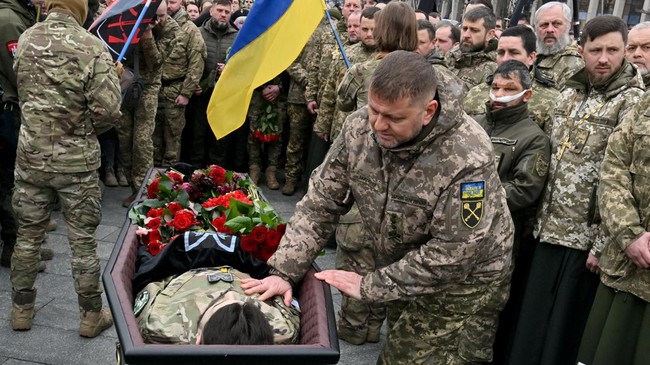 Presiden Ukraina Volodymyr Zelensky hingga panglima militer Valery Zaluzhny berduka atas kematian Dmytro Kotsiubailo alias Da Vinci yang tewas di Bakhmut.