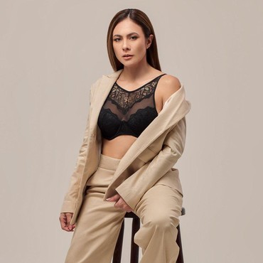 7 Aksi Wulan Guritno Tampil Seksi Pakai Lingerie Bikin Salah Fokus