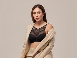 7 Aksi Wulan Guritno Tampil Seksi Pakai Lingerie Bikin Salah Fokus