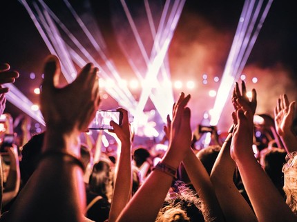 5 Tips Cari Cuan dengan Jualan Venue Konser, Ini yang Perlu Dipersiapkan Bun