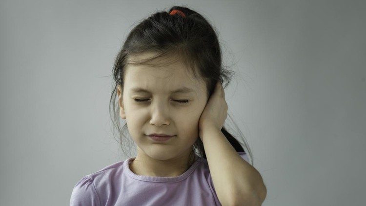 6 Penyebab Nyeri Telinga Anak dan Cara Mengatasinya