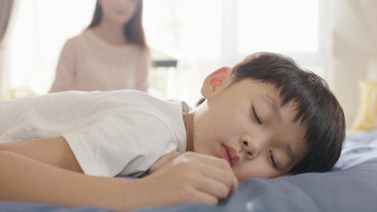 7 Cara Menghilangkan Kebiasaan Anak Menggertakkan Gigi saat Tidur