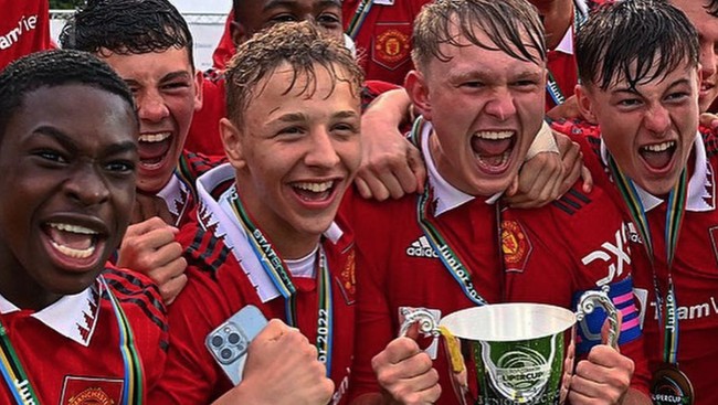 Pemain muda Manchester United yang juga merupakan anggota timnas Inggris Amir Ibragimov melantunkan salah satu surat dalam Al Quran.