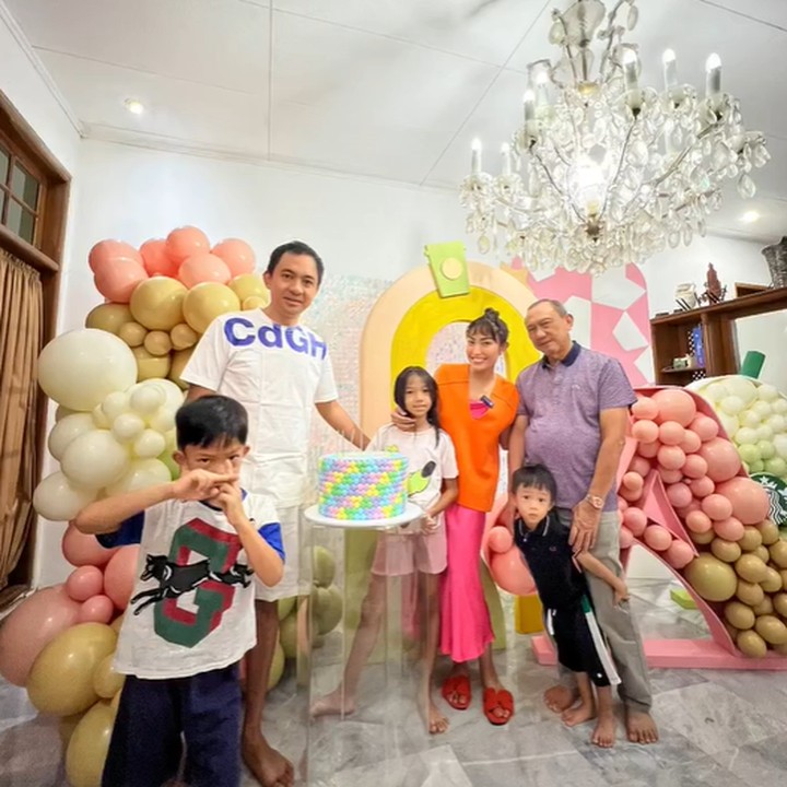 <p>Sebelum menggelar pesta ulang tahun bersama teman-teman Aqilah, Ayu Dewi juga sempat membuat kejutan untuk putrinya dengan perayaan bersama keluarga. (Foto: Instagram @mrsayudewi)</p>