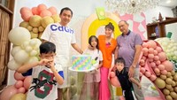 <p>Sebelum menggelar pesta ulang tahun bersama teman-teman Aqilah, Ayu Dewi juga sempat membuat kejutan untuk putrinya dengan perayaan bersama keluarga. (Foto: Instagram @mrsayudewi)</p>