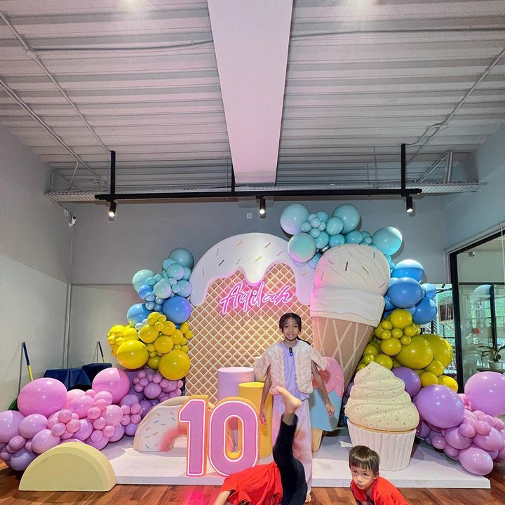 <p>Lahir pada 11 Maret 2013, Aqilah sebentar lagi akan memasuki usia remaja. Ia juga telah menjadi kakak untuk kedua adiknya, Mohamad Aqlan Akasah Datau dan Muhammad Aqli Attaya. (Foto: Instagram @mrsayudewi)</p>