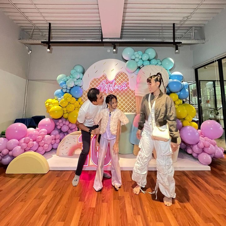 <p>Di pesta ulang tahunnya, Aqilah tampil memakai busana modis bernuansa <em>pink</em>. Penampilannya dengan <em>long trousers</em> dan<em> fur jacket</em> membuatnya terlihat bak gadis ABG, nih. (Foto: Instagram @mrsayudewi)</p>
