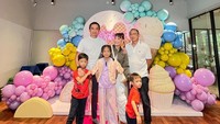<p>Ayu Dewi dan suaminya, Regi Datau baru saja menggelar pesta ulang tahun untuk sang putri. Mereka merayakan hari bahagia Aqilah Dewi Humairah. (Foto: Instagram @mrsayudewi)</p>