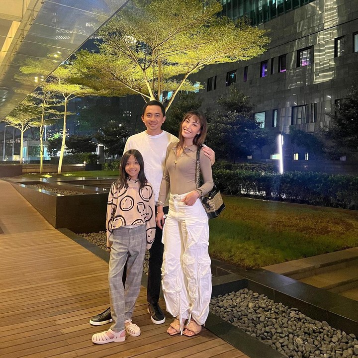 <p>Aqilah yang sebentar lagi akan menjadi ABG membuat Ayu Dewi menyadari banyak perubahan besar pada putrinya. "<em>Ciri-ciri anak pre teen alias otw abg itu, saat udh males di kiss sama orang tuanya, untung ama akuuh masi mau di kiss</em>," ucap Ayu Dewi.<em> "Niwey akutu udah pake high heels , si aqilah udh se dadaku ajiah. aku yang nyiut apa dia yang menjulang,</em>" sambungnya. (Foto: Instagram @mrsayudewi)</p>