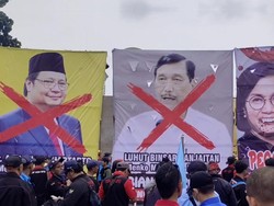 Demo Buruh Depan DPR, Ada Foto Menteri Dicoret Merah