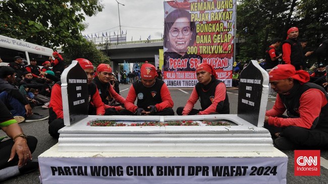 Deretan foto Sri Mulyani, Luhut Binsar Panjaitan, hingga Airlangga Hartarto menjadi bahan ejekan massa demo tolak pengesahan Perppu Cipta Kerja.
