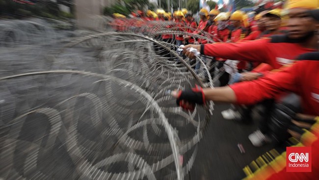 Puluhan ribu buruh akan menggelar aksi besar-besaran dalam rangka memperingati May Day, Senin (1/5) ini, di berbagai kota besar penjuru negeri.