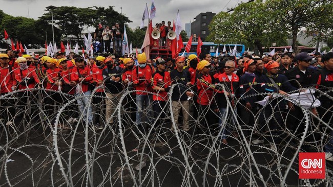 Gelombang Protes Buruh Mengguncang DPR: Aksi Tolak Omnibus Law Berlanjut hingga Akhir Zaman