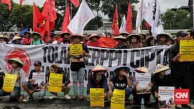 FOTO: Buruh Tani Demo Tolak Perppu Ciptaker di DPR
