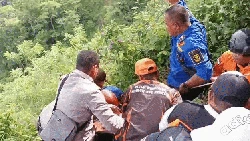 Momen Evakuasi Jenazah dari Jurang di Geopark Ciletuh Sukabumi