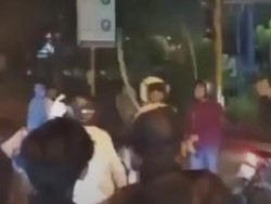 Gerombolan Gangster Acungkan Samurai Teror Wonoayu Sidoarjo