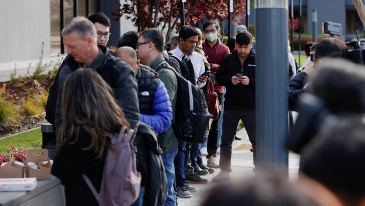 Customers line up outside of the Silicon Valley Bank headquarters, waiting to speak with representatives, in Santa Clara, California, U.S., March 13, 2023. REUTERS/Brittany Hosea-Small