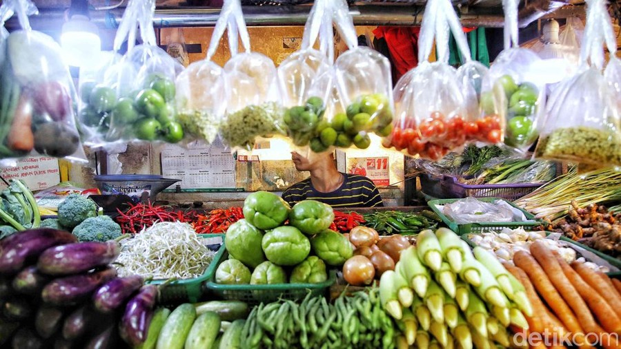 Sejumlah komoditas pangan harganya merangkak naik menjelang Ramadan di Pasar Koja Baru, Jakarta Utara, Selasa (14/3/2023). Harga cabai, telur hingga sayuran turut naik mengikuti harga daging sapi dan ayam.
