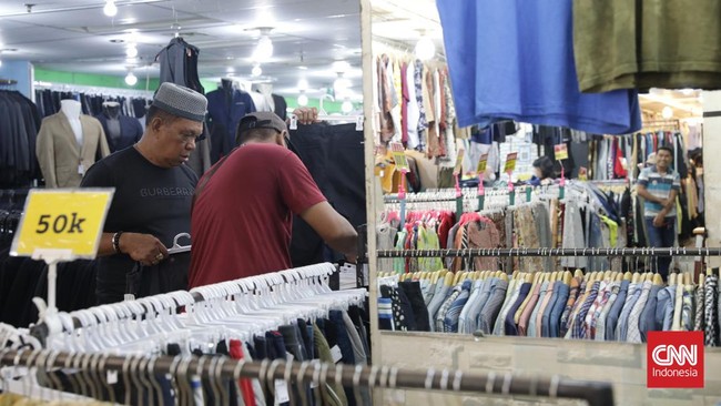 Pengusaha tekstil mengakui tengah tertimpa beban berat, salah satunya oleh aturan Kemendag yang mempermudah produk tekstil China membanjiri Indonesia.
