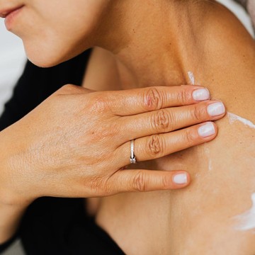 4 Cara Mencerahkan Area Leher yang Gelap