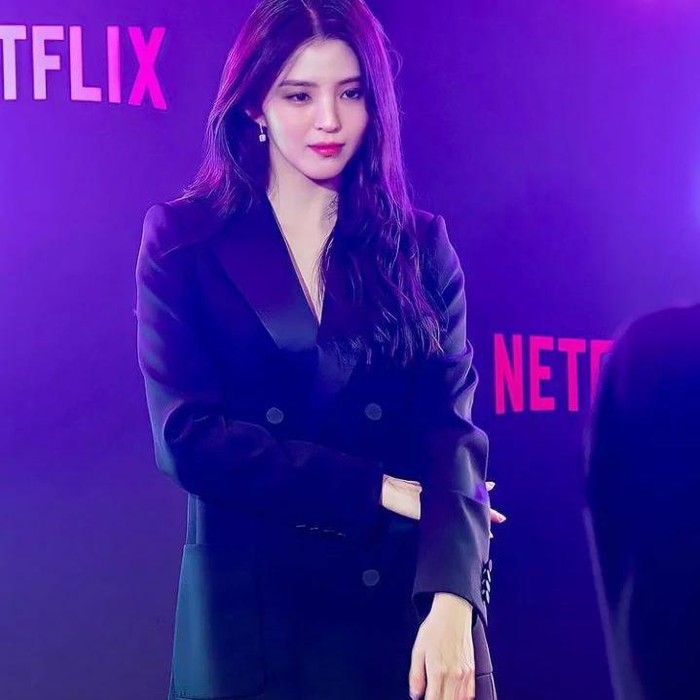 Kesan Bijak dalam Blazzer Hitam. Foto Instagram: Han So Hee