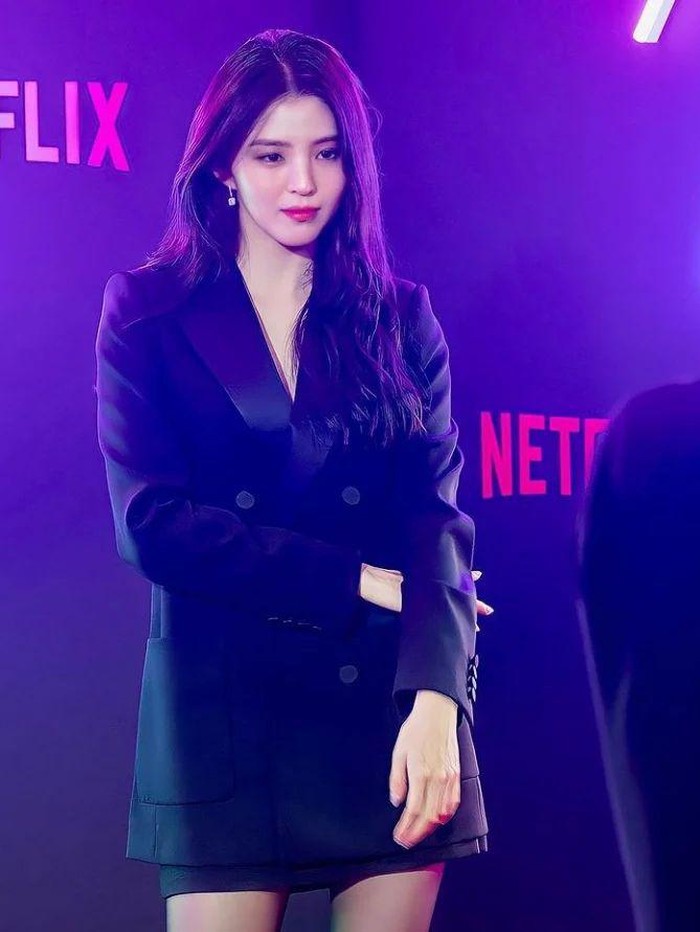 Kesan Bijak dalam Blazzer Hitam. Foto Instagram: Han So Hee Kesan Bijak dalam Blazzer Hitam. Foto Instagram: Han So Hee