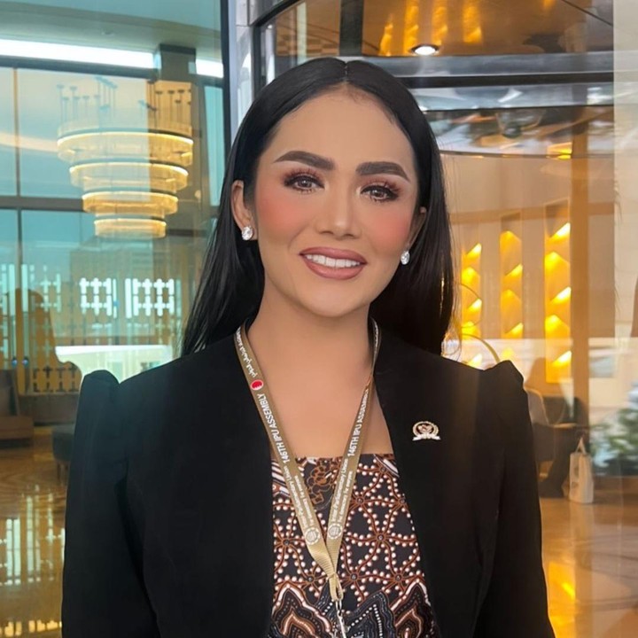 <p>Krisdayanti tetap aktif menjalani kariernya sebagai politikus. Artis berusia 47 tahun ini membagikan aktivitas terbarunya ketika dinas di luar negeri. (Foto: Instagram @krisdayantilemos)</p>