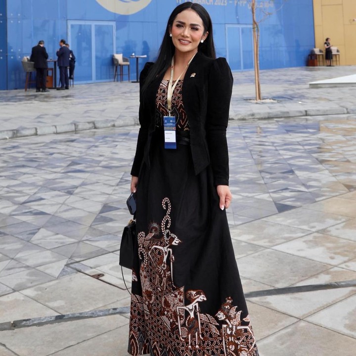 <p>Di kesempatan itu, Krisdayanti juga membagikan potret OOTD-nya saat menghadiri pertemuan dengan para politikus. Ia terlihat elegan dalam balutan busana batik gunungan karya desainer Indonesia, Linda Mariani. (Foto: Instagram @krisdayantilemos)</p>