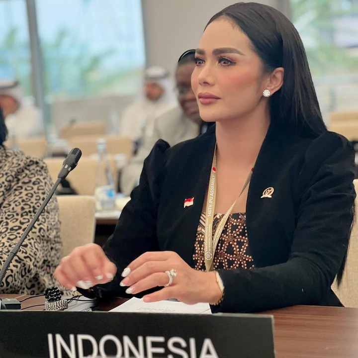 <p>"Oleh karena itu, peran penting kami sebagai anggota parlemen adalah untuk memastikan bahwa anak-anak di panti asuhan aman dari perlakuan kekerasan dalam segala bentuk termasuk eksploitasi perdagangan manusia melalui pembuatan dan pengawasan hukum," ujarnya. (Foto: Instagram @krisdayantilemos)</p>