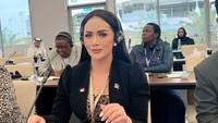 <p>Krisdayanti tengah mewakili Indonesia dalam sebuah pertemuan bertajuk<em> 146th IPU Assembly Manama (12 March 2023) Standing Committee on Democracy and Human Rights </em>di Bahrain<em>.</em> (Foto: Instagram @krisdayantilemos)</p>