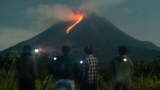 BPPTKG melaporkan awan panas guguran pertama hari ini muncul pada pukul 17.00 WIB.
